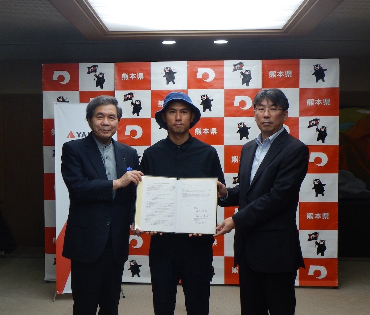 8月3日、熊本県庁にて協定を締結。左から熊本県知事 蒲島郁夫氏、ヤマップ 代表取締役CEO 春山慶彦、 熊本県警察本部長 山口寛峰氏