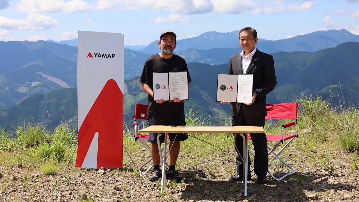 8月9日、椎葉村にて協定を締結。左からヤマップ 専属ガイド ひげ隊長こと前田央輝、椎葉村 村長 黒木保隆氏