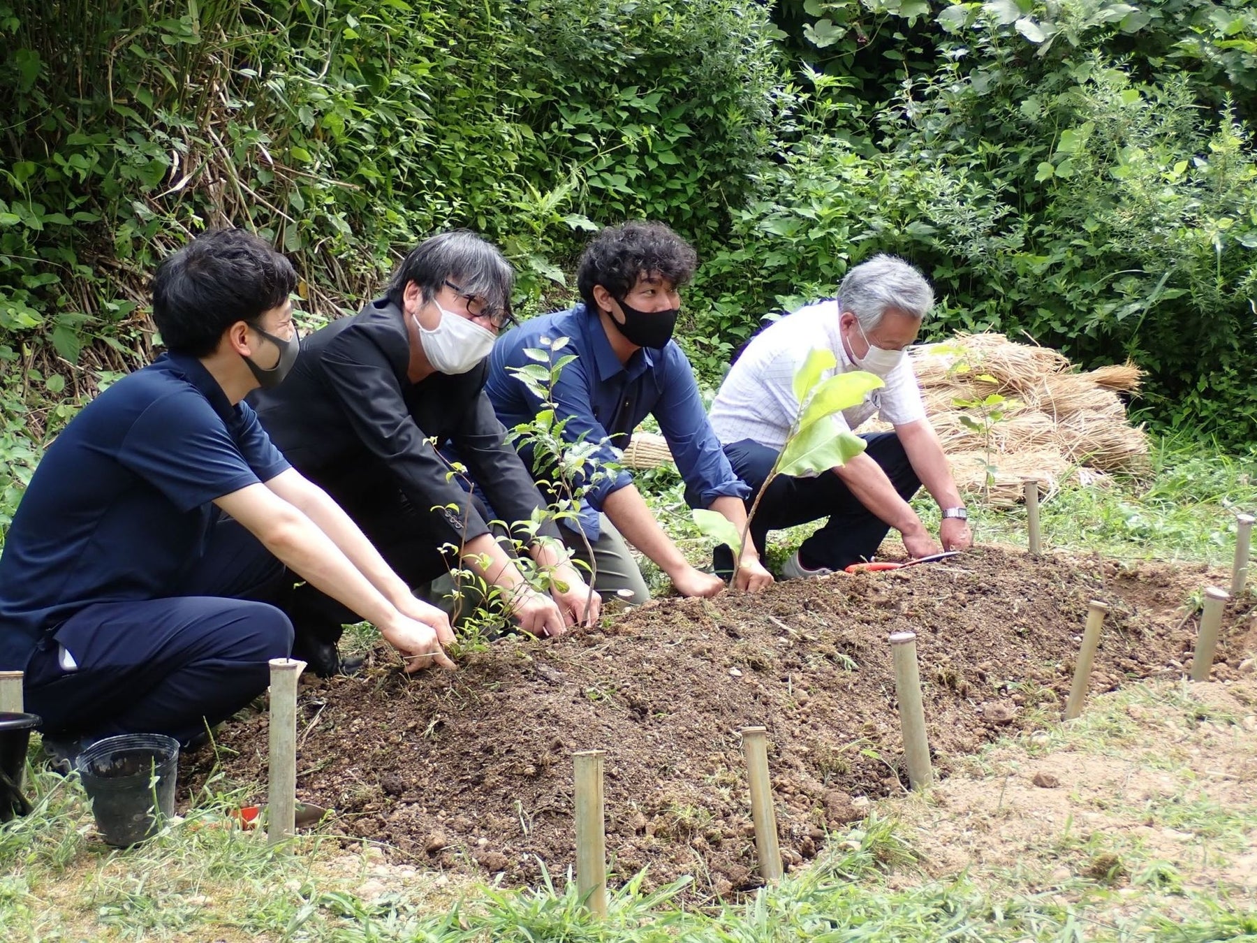 スタジオ地図 細田守監督(左から2番目)と、上市町長 中川行孝氏(右)らで、上市町にて行った植樹風景(2022年8月)