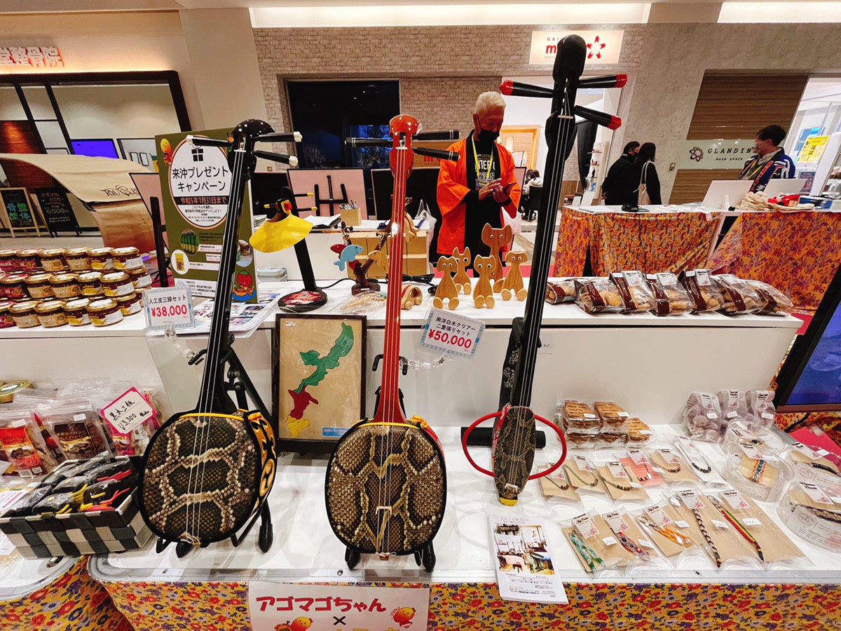 三線などの工芸品も販売