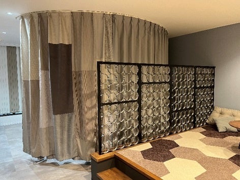 廃材パイプの壁と端材のカーテン