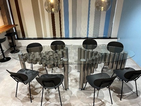 津田硝子さんの廃材ガラス天板と廃材パイプ脚のテーブル