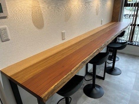 岡崎製材さんのタモ・アサメラ・パオロッサの端材を活用したカウンター