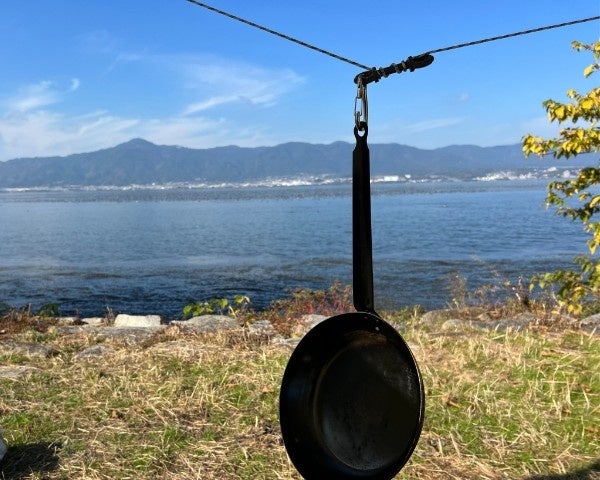 大きなフライパンを吊るしてもへっちゃらだ