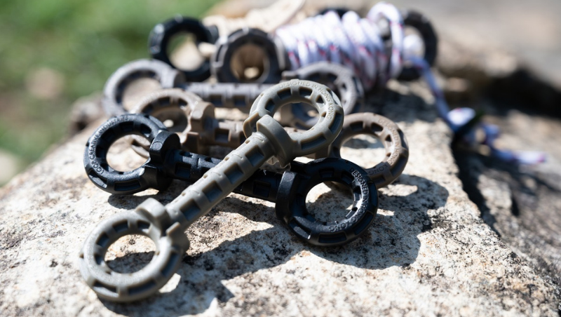 デザインは無骨でどことなくミリタリー感はある