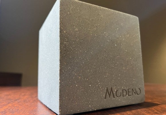 こちらはバサルト（玄武岩）のような色味が美しいダークグレー