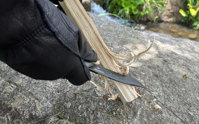 引くフェザーは岩場でも刃を傷める心配が少ない