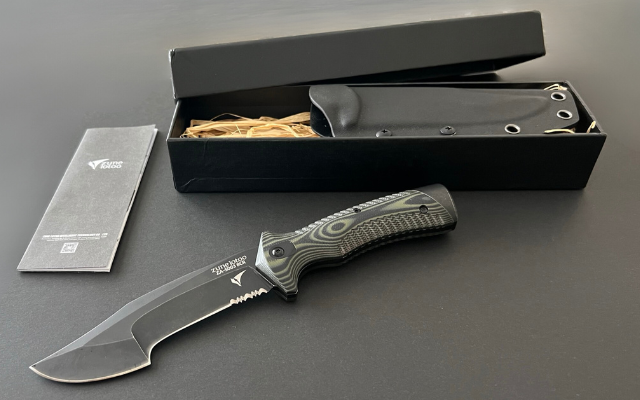 専用シース、日本語説明書も同梱される