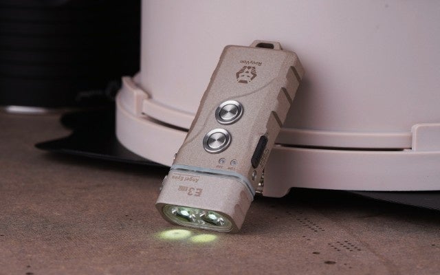 超広角×超小型】太陽のごとく照らすLED懐中電灯『ROVYVON E3Plus