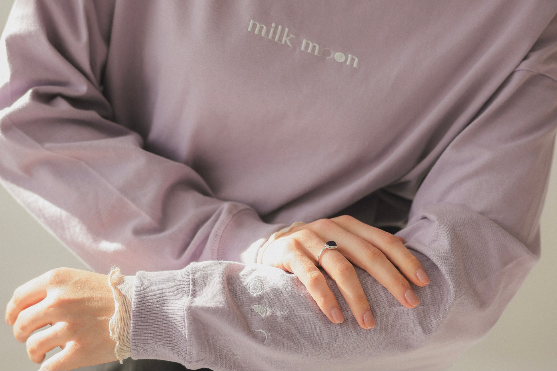 milk moonゆるロングTシャツには成長を表す満ちていく月のモチーフ