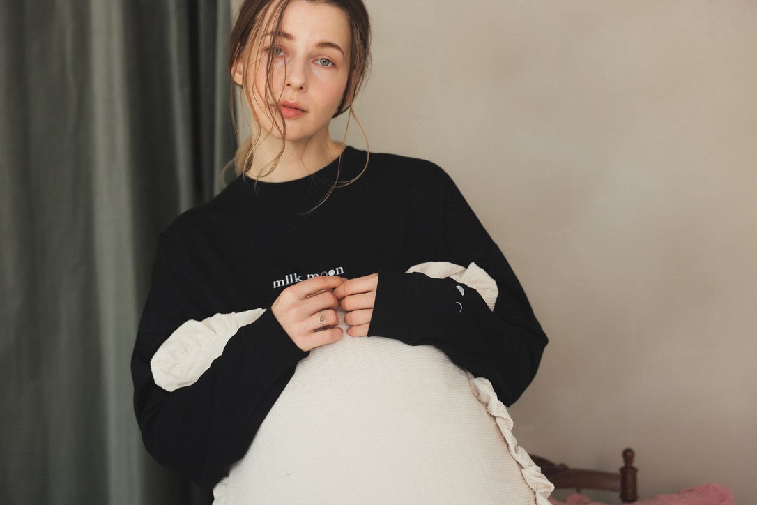milk moon ゆるロングTシャツBLACKは夜空に浮かぶ月のイメージ