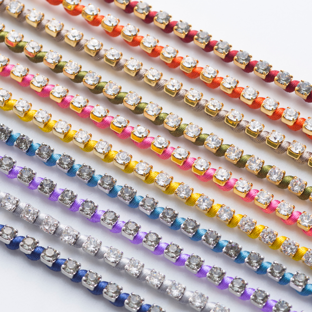 鮮やかなクリスタルと綺麗な発色のサテンコードの組み合わせが美しい