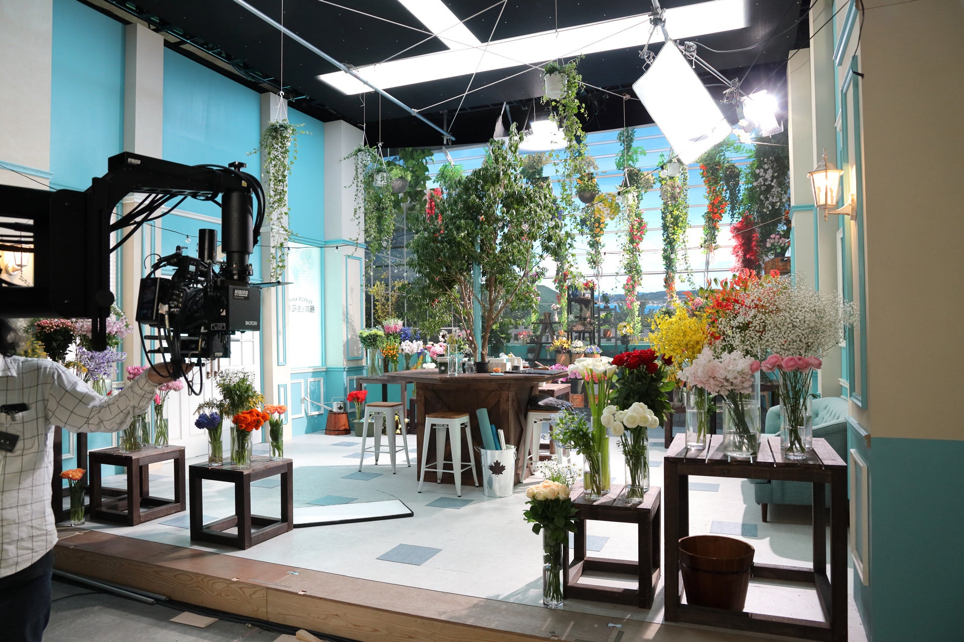 撮影スタジオの様子。LEDディスプレイと美術セット