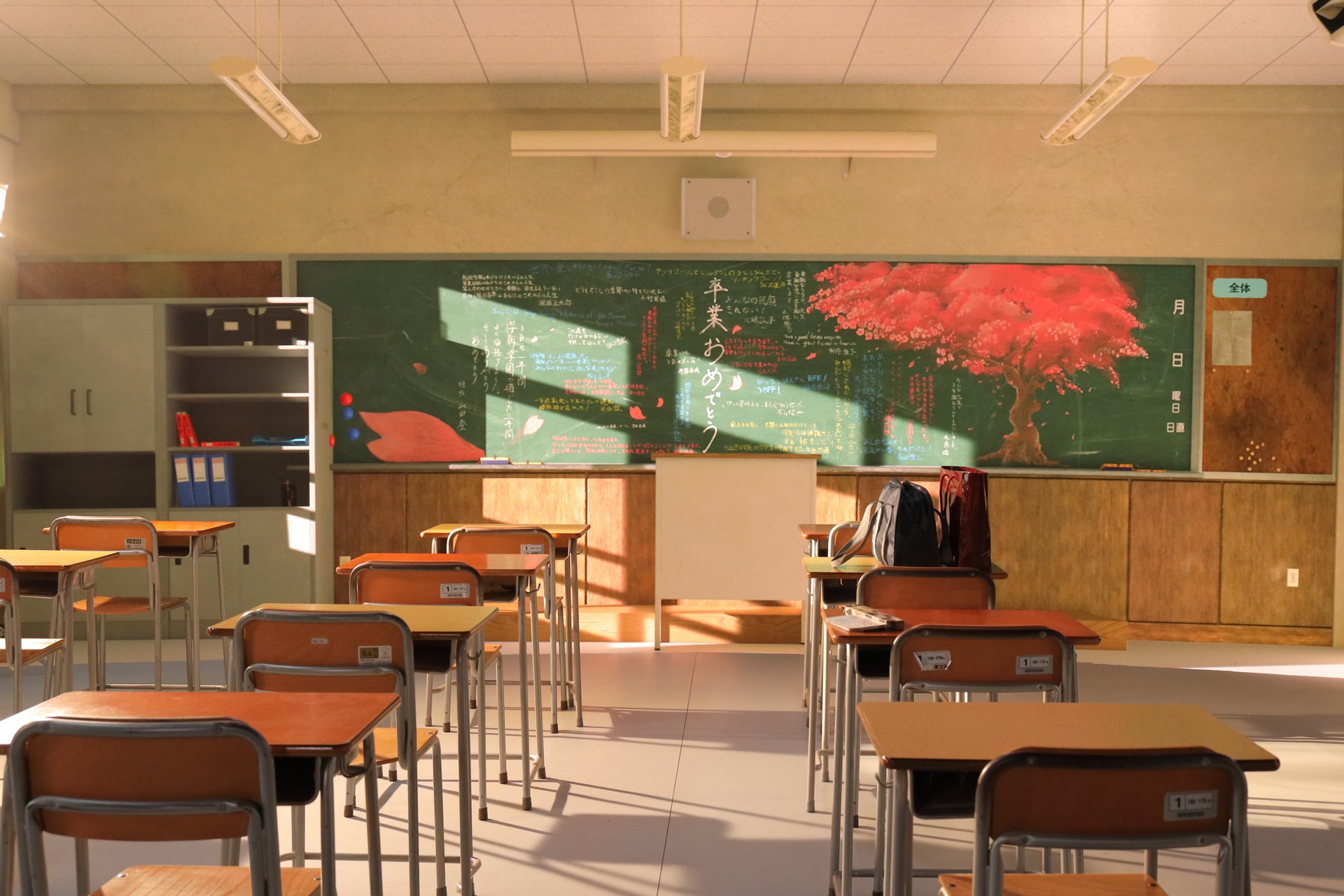 撮影スタジオの様子。LEDディスプレイと美術セット