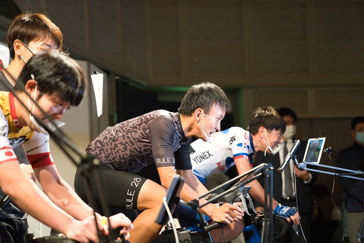 「eSports BATTLE in OKINAWA 2022」のレース風景（手前から入部正太朗選手、内間康平選手、畑中勇介選手）