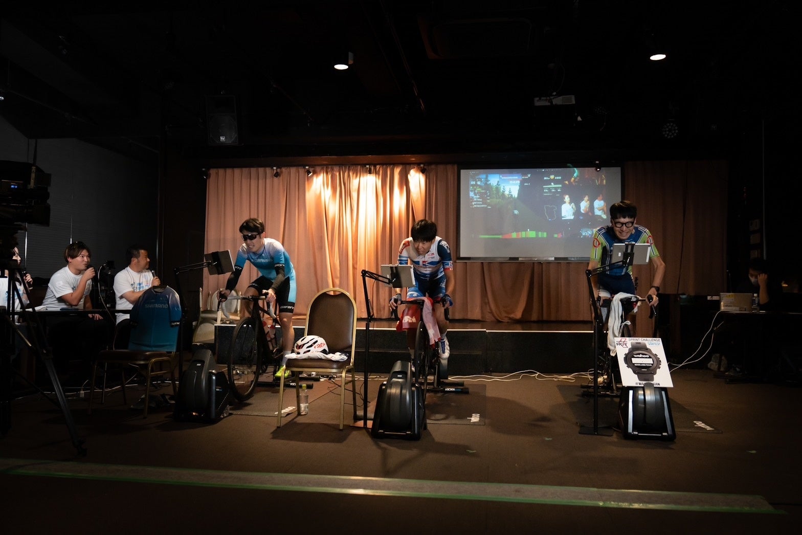 スタート直後から互いに牽制し合う3選手