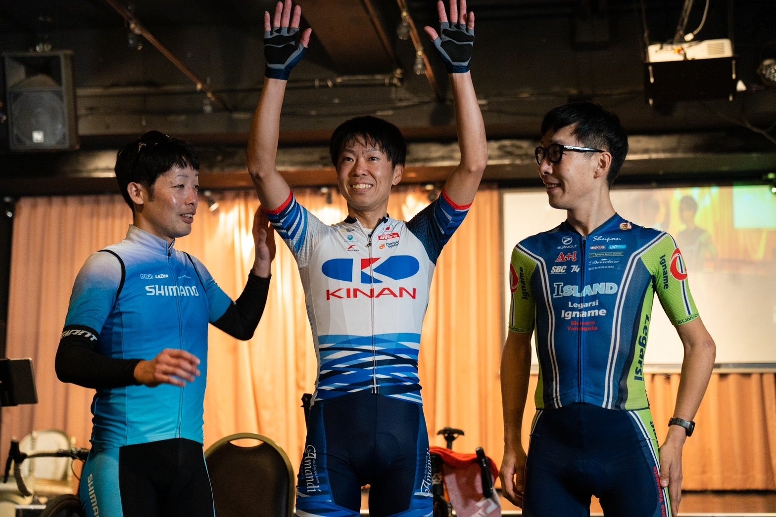 初優勝を果たし祝福される畑中勇介選手