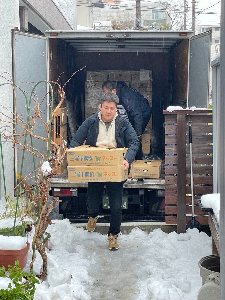 支援先へ大根をお届けする様子