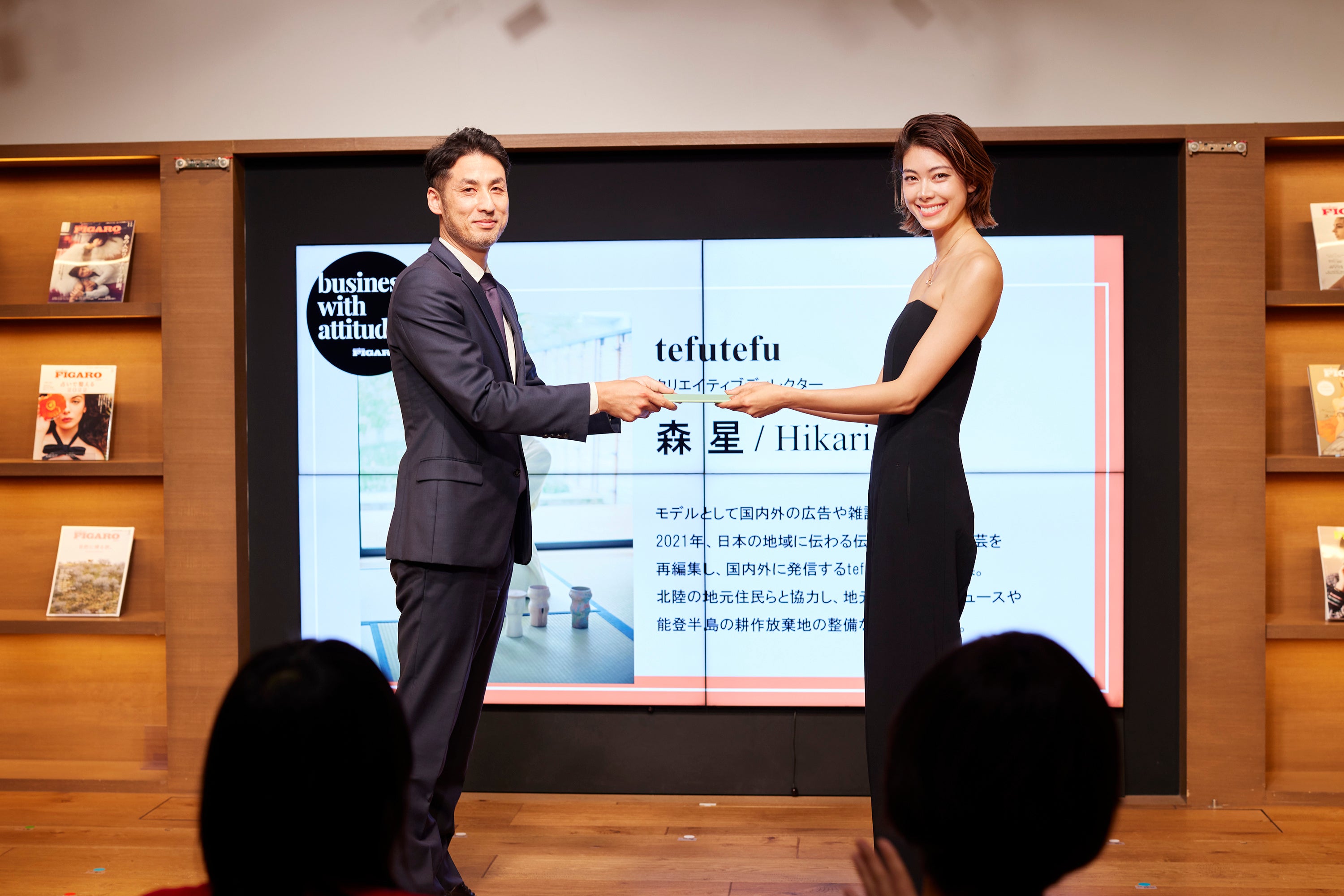 「フィガロジャポン」の佐藤俊紀編集長から、受賞者たちに賞状が授与された。
