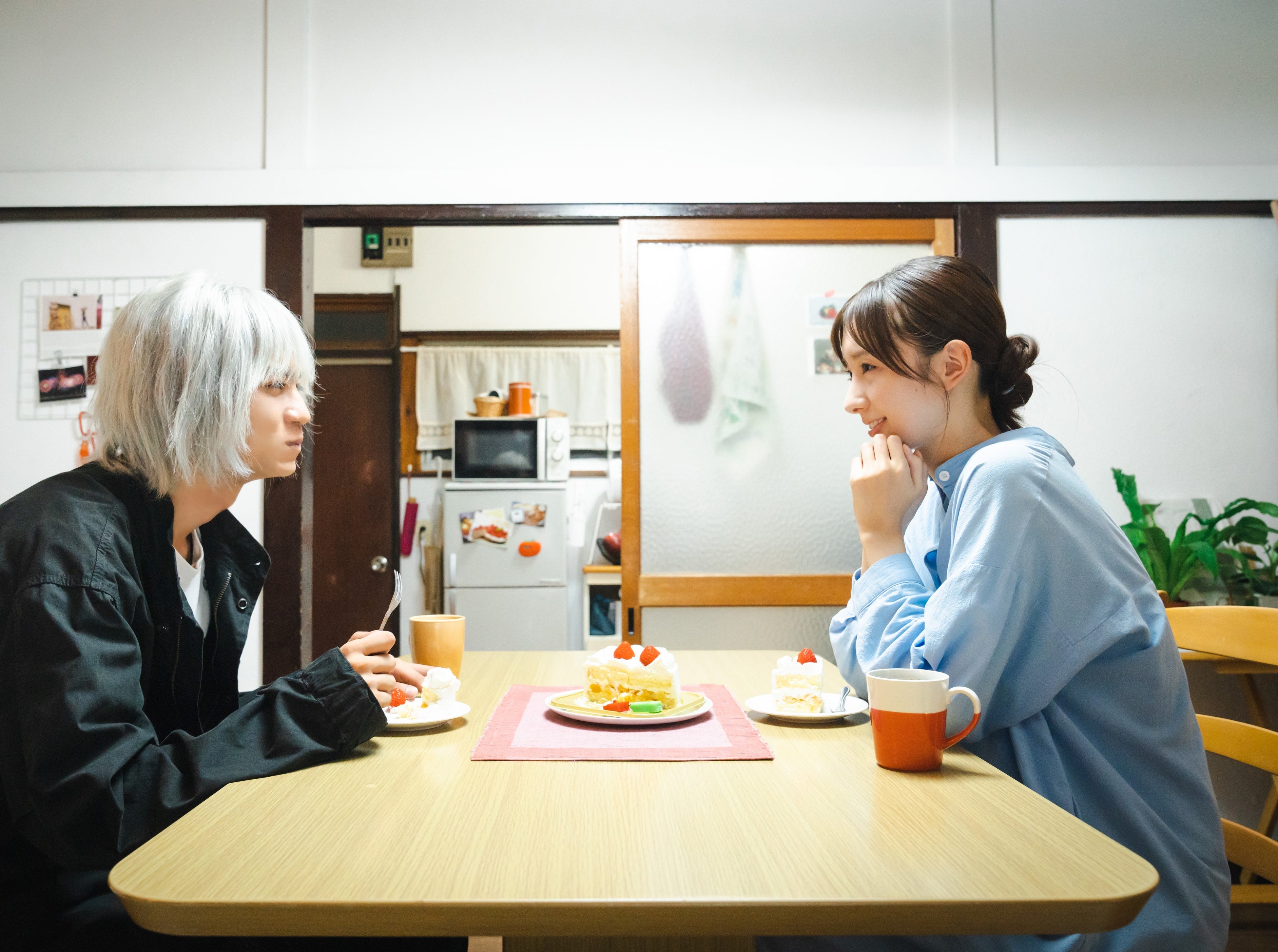 夕食をいっしょにとる一登と里子