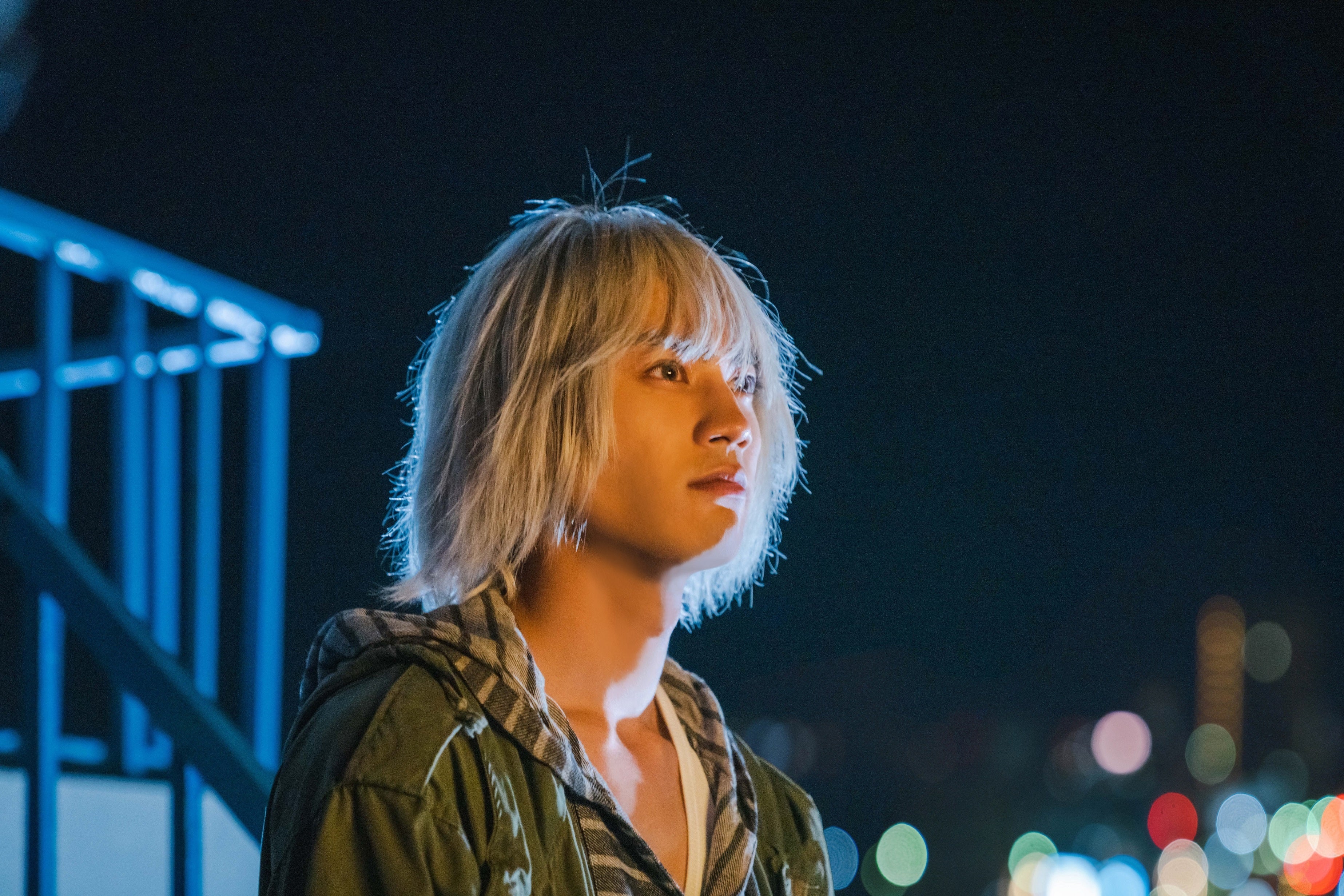 遠くを見つめ、何かを思う一登