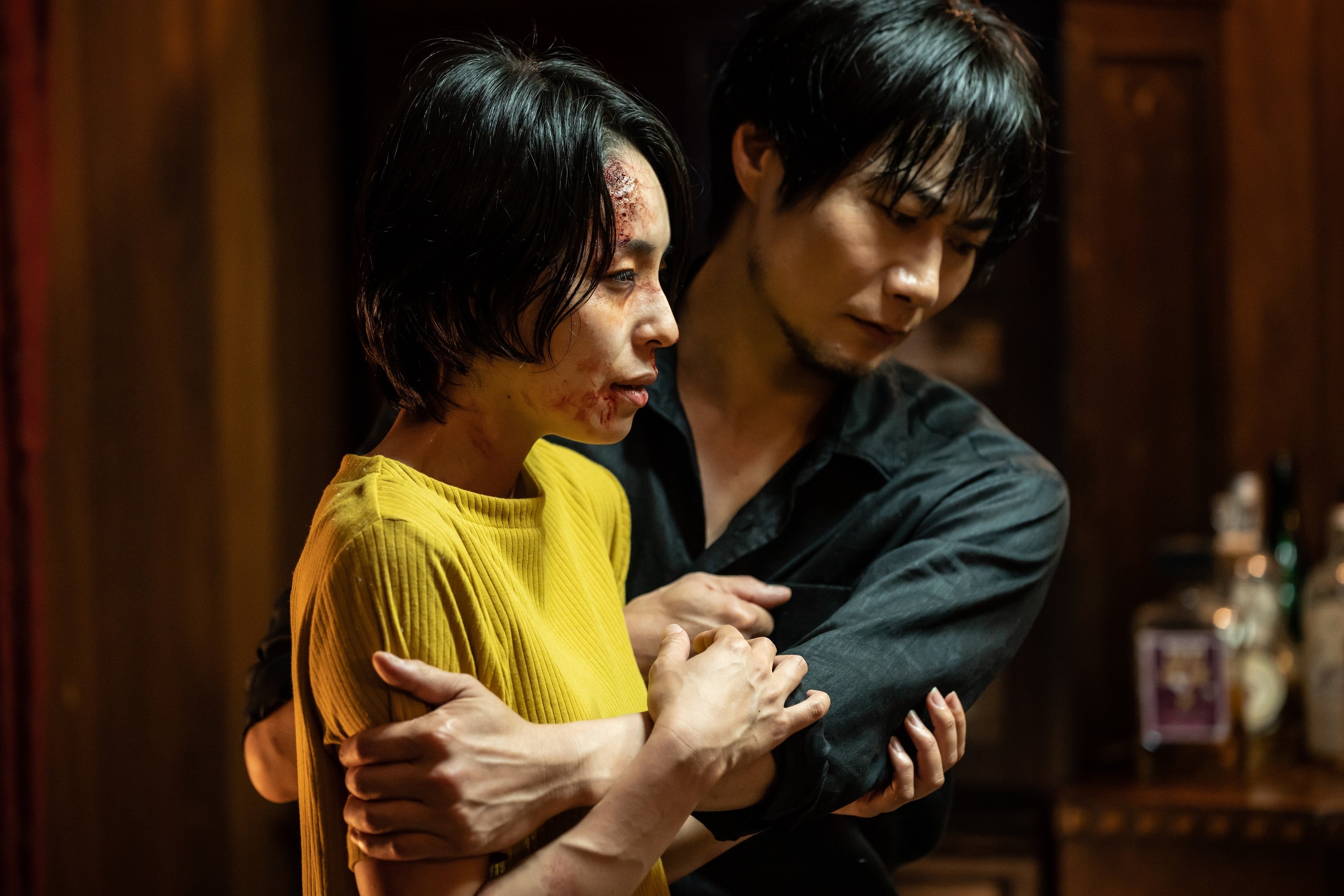 千里と一登の母・光恵（西原亜希）を 心配そうに抱える蓮士（戸次重幸）