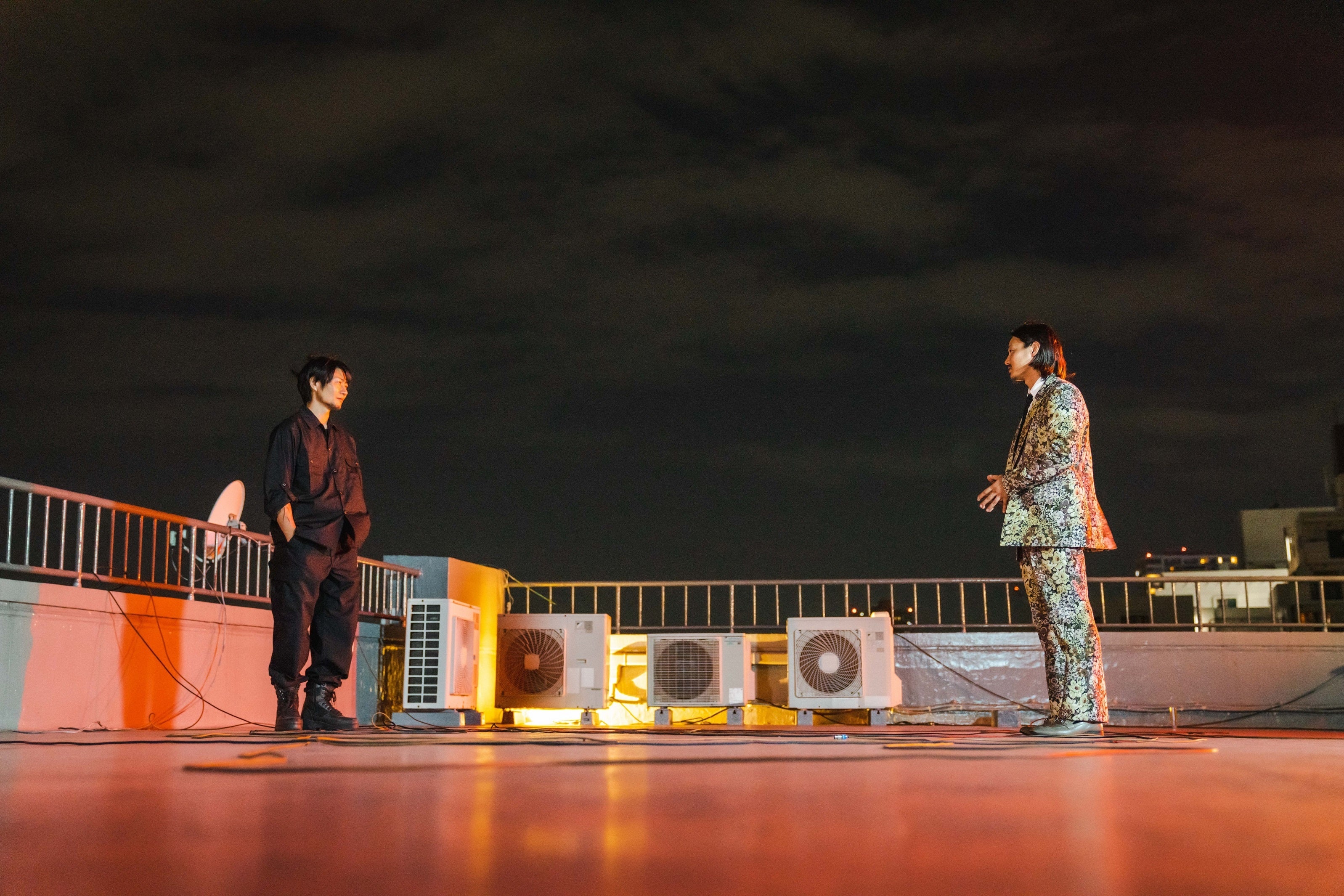 対峙する火の男と若園