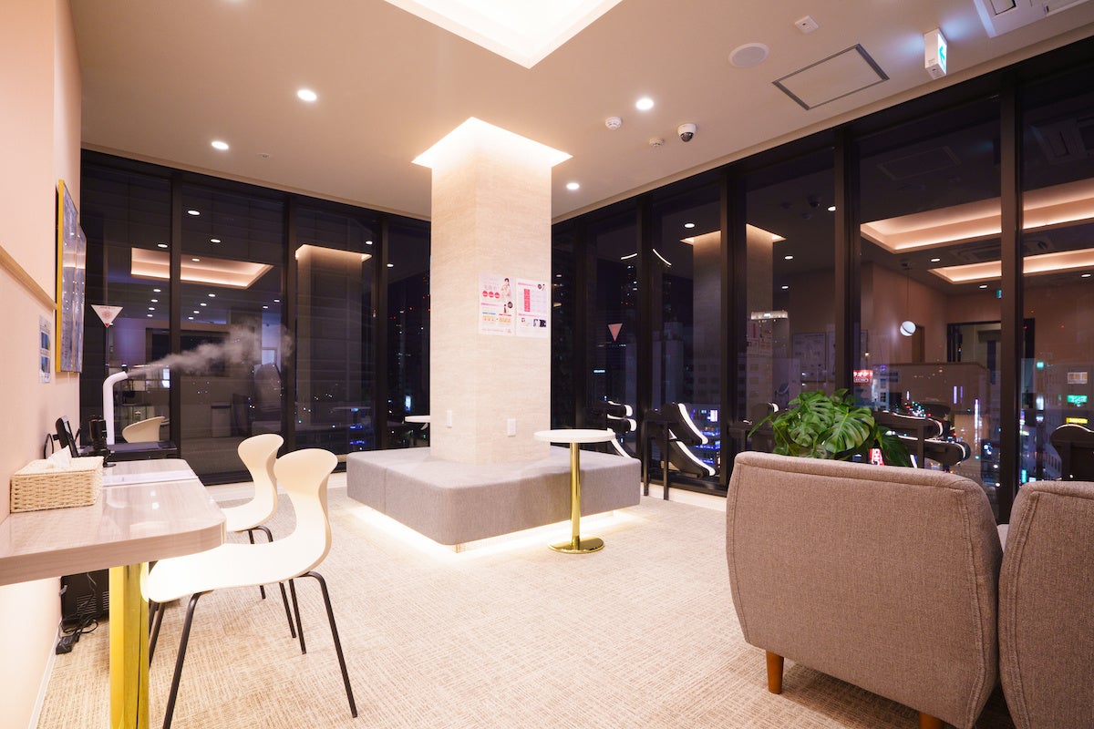 ピンクで統一されたラグジュアリーな店内