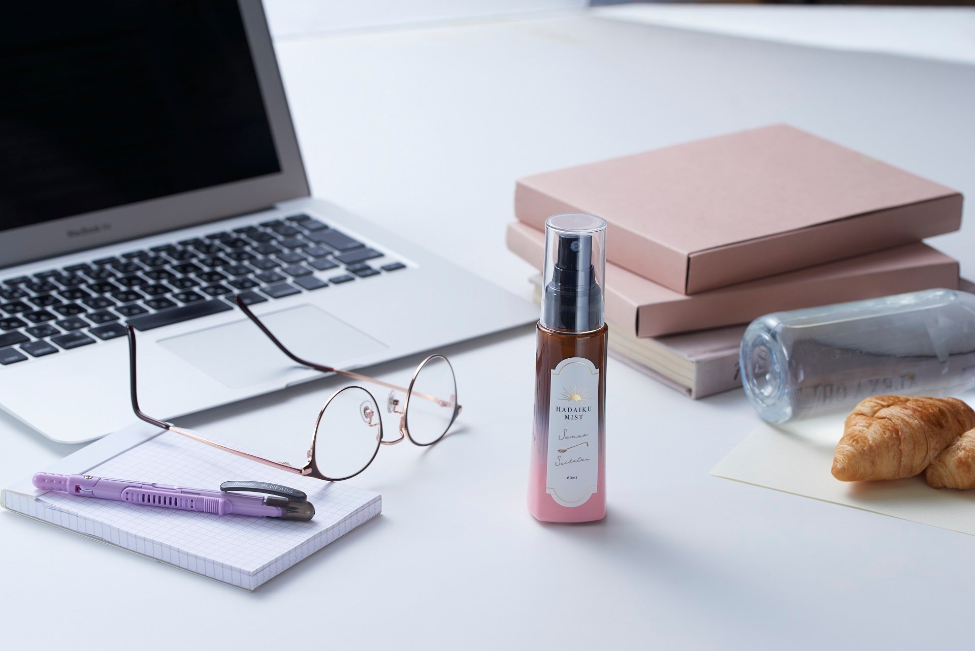 日中、化粧の上からも手軽に使えます。