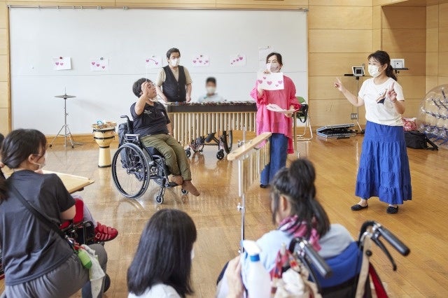 2021年に実施されたかわさき♪ドレイク・ミュージック プロジェクトのひとこま。右から1人目が池野。写真：かわさき♪ドレイク・ミュージック プロジェクト／提供：ブリティッシュ・カウンシル、川崎市 © ブリティッシュ・カウンシル。