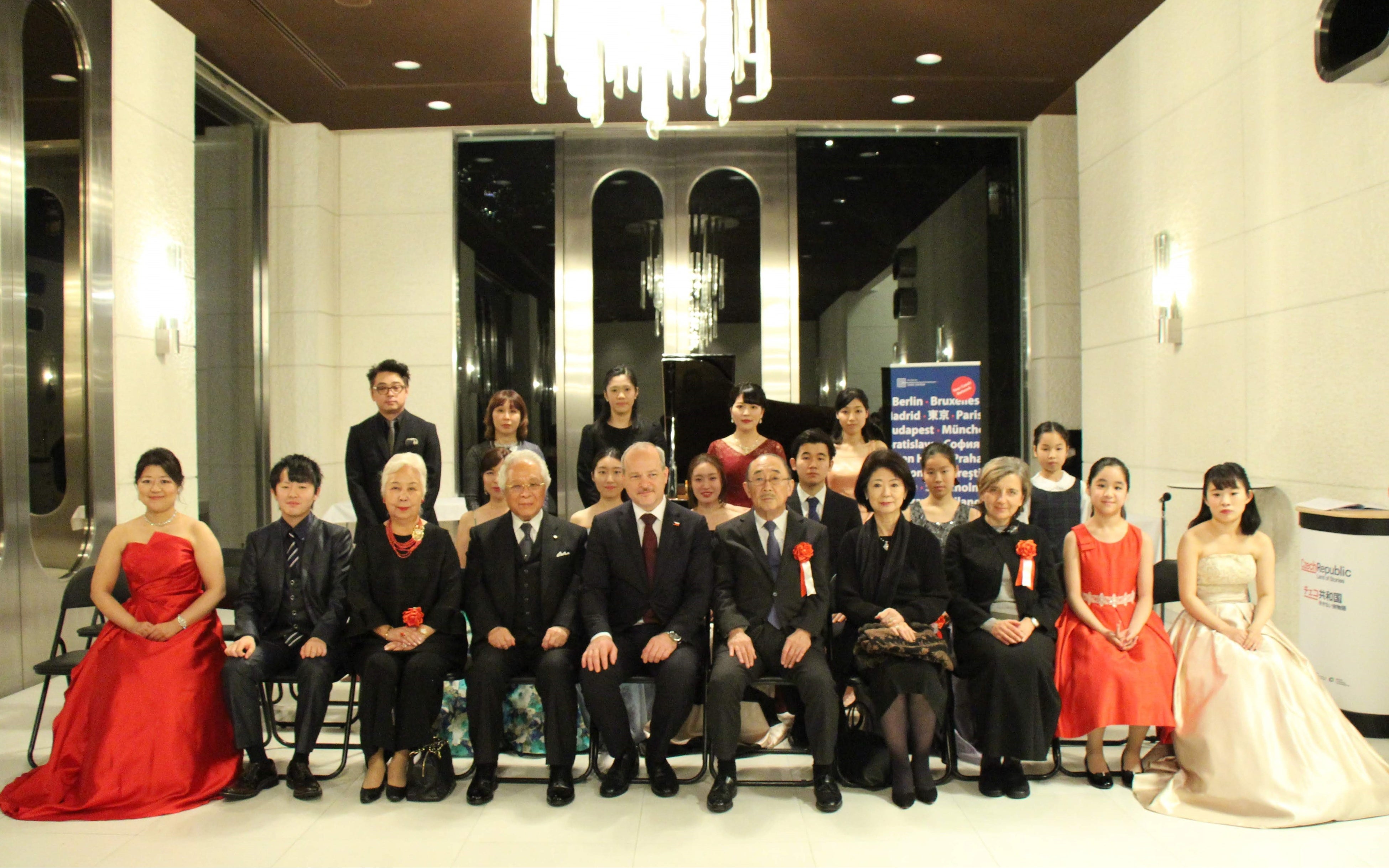 チェコ音楽コンクール2018 授賞式の模様。2018年12月に行われた授賞式の様子。前列左から1人目が池野。2列目左から2人目が酒井。3列目左から1人目が佐藤。