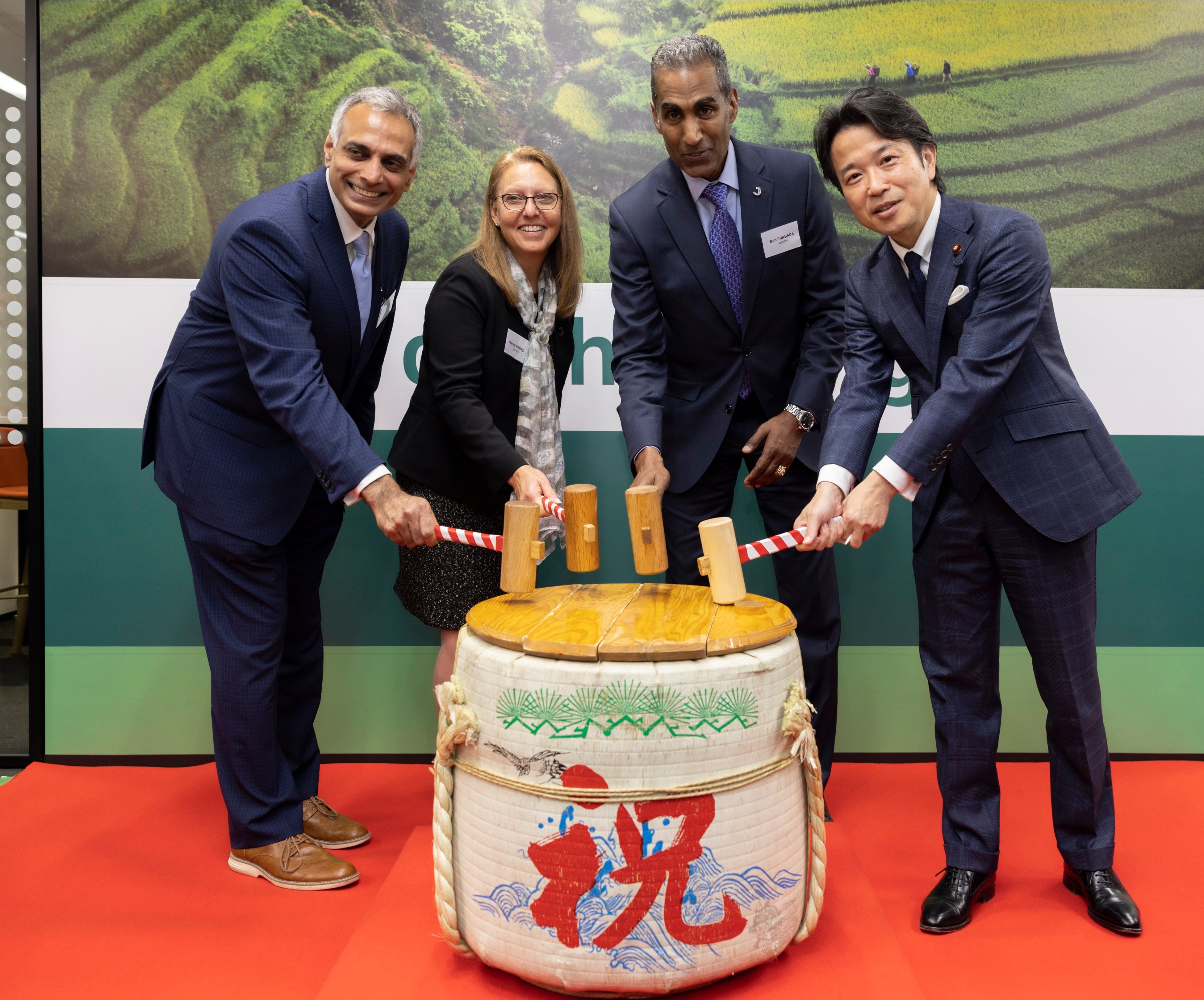 鏡開きの儀式に参加(左から)：コティ・ヴァドラムディ上席副社長兼ゼネラルマネージャー、カレン・ウィーメルト エネルギーセキュリティ・テクノロジー担当 上席副社長、ボブ・プラガダCEO (いずれもジェイコブス)、濵地雅一　衆議院議員、（鬼木誠 衆議院議員）