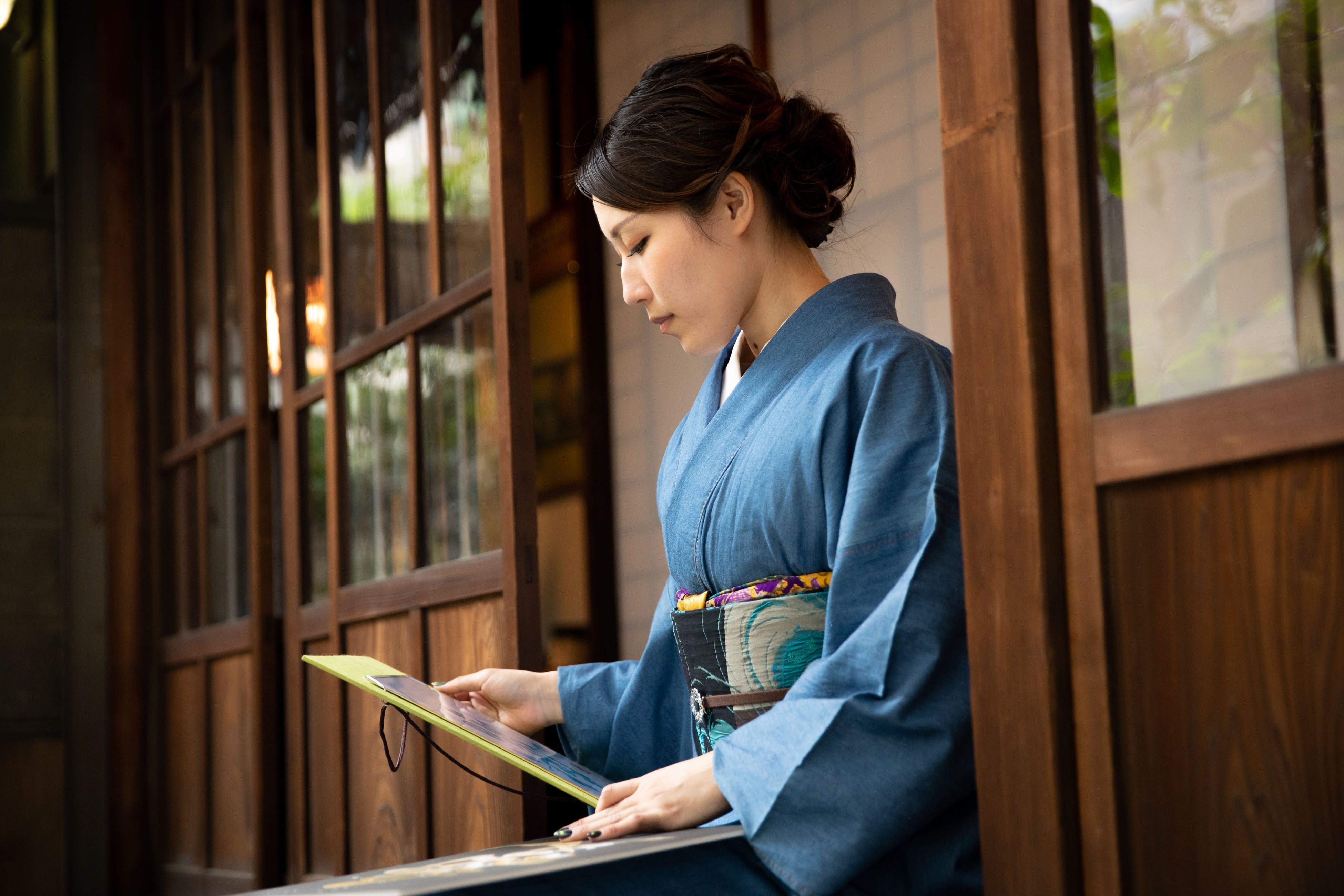 1. 書道家：祖父江望実(Nozomi Sobue)