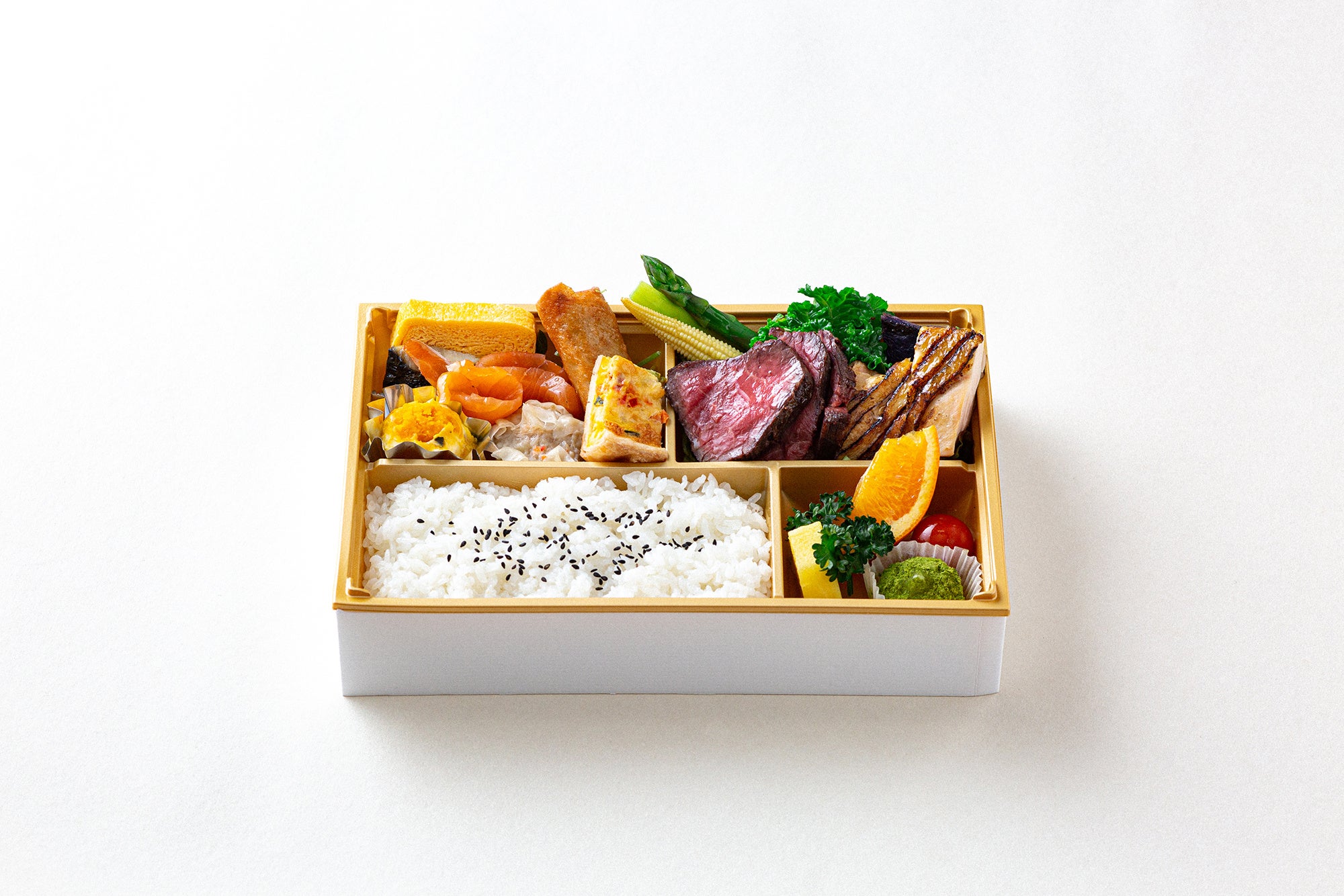 春のお弁当　4,320円（メイン料理：ローストビーフ）