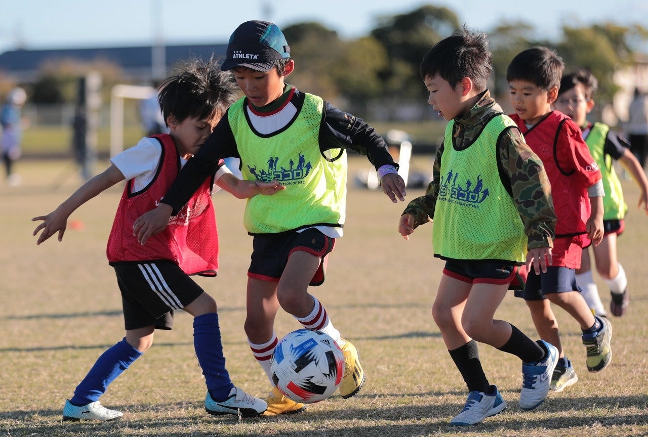 第12回幼児ミニサッカー大会」を三重県津市の海浜公園陸上競技場で開催