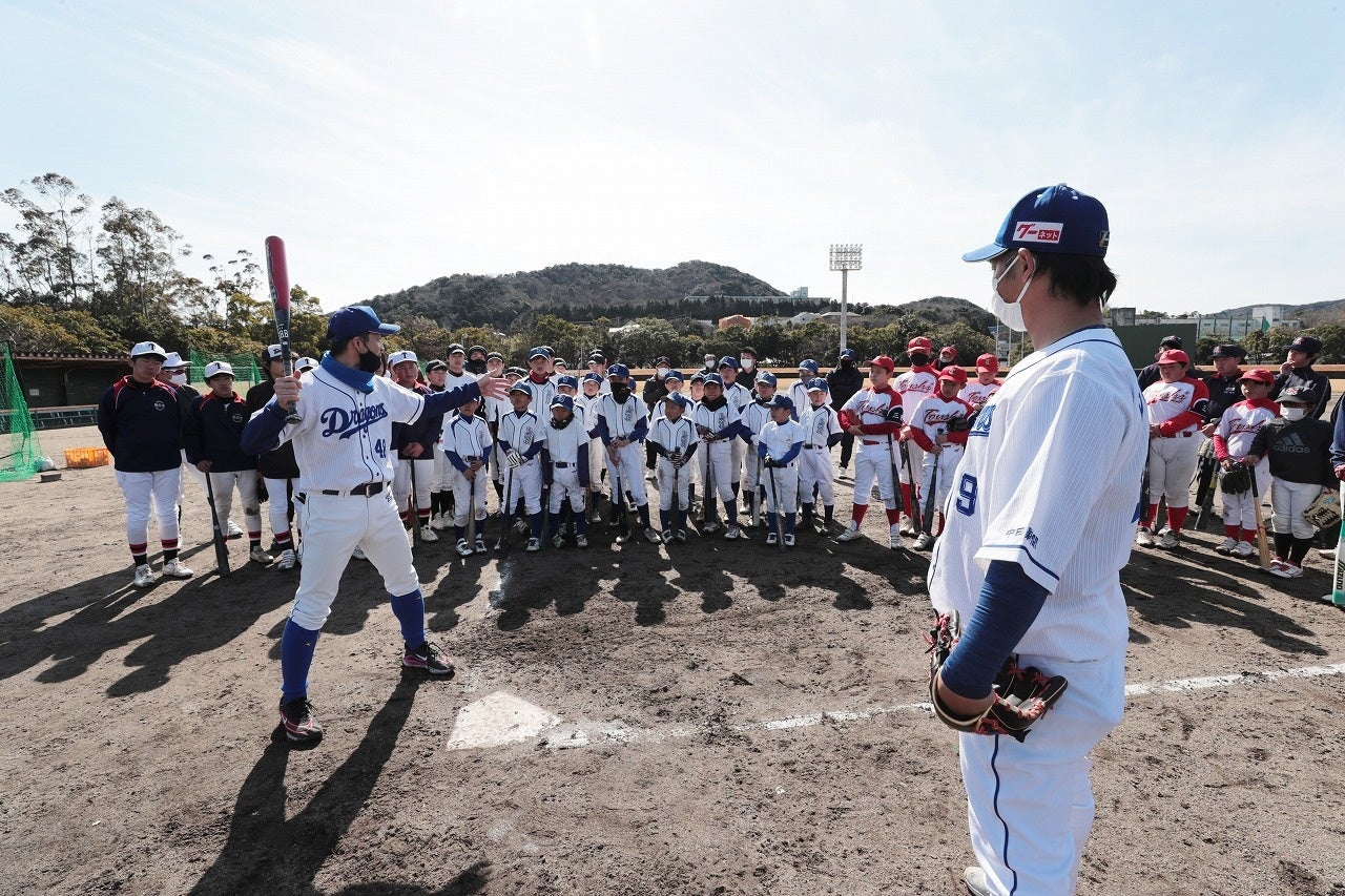 打撃を指導する湊川（左）と石川（右）　※写真提供：成井美則氏