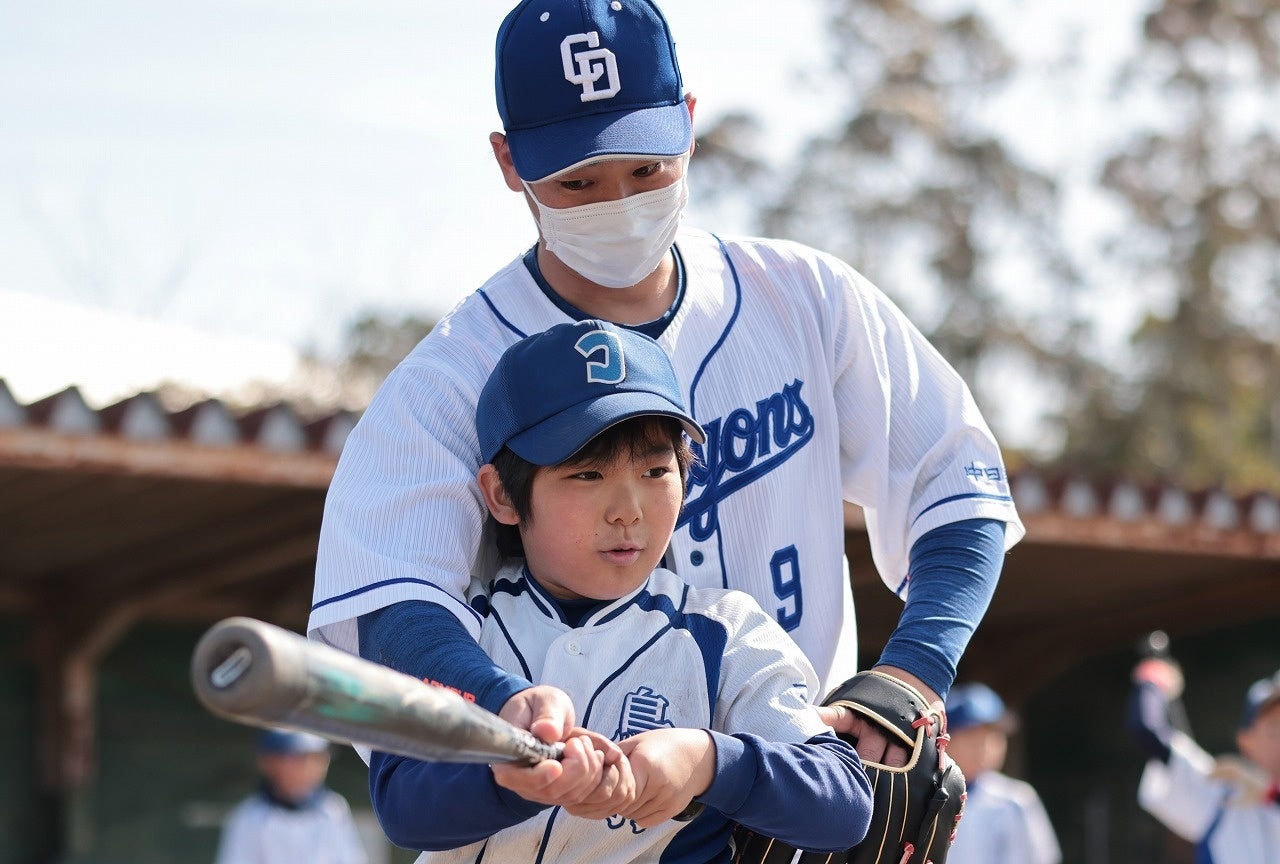 打撃を指導する石川　※写真提供：成井美則氏