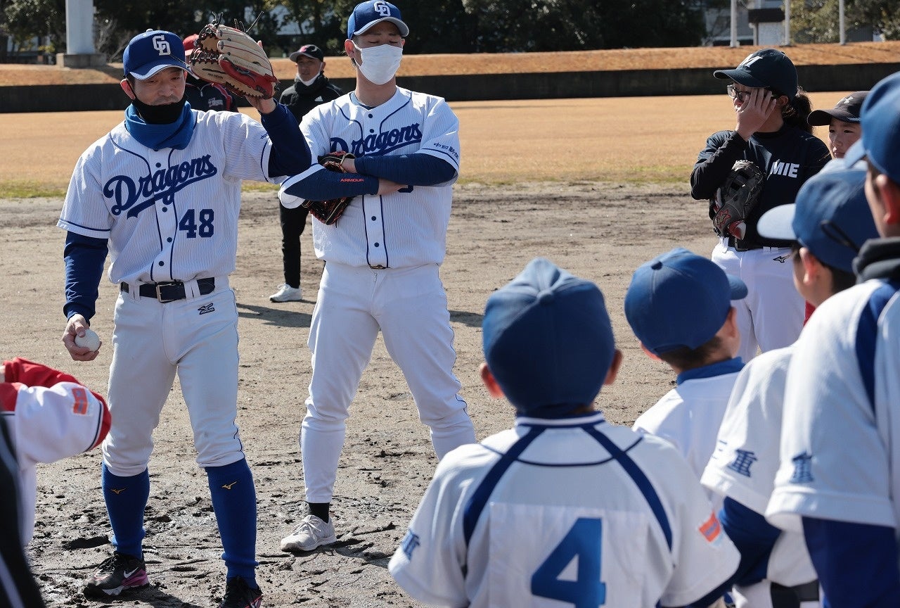 守備の指導をする湊川（左）と石川（右）　※写真提供：成井美則氏