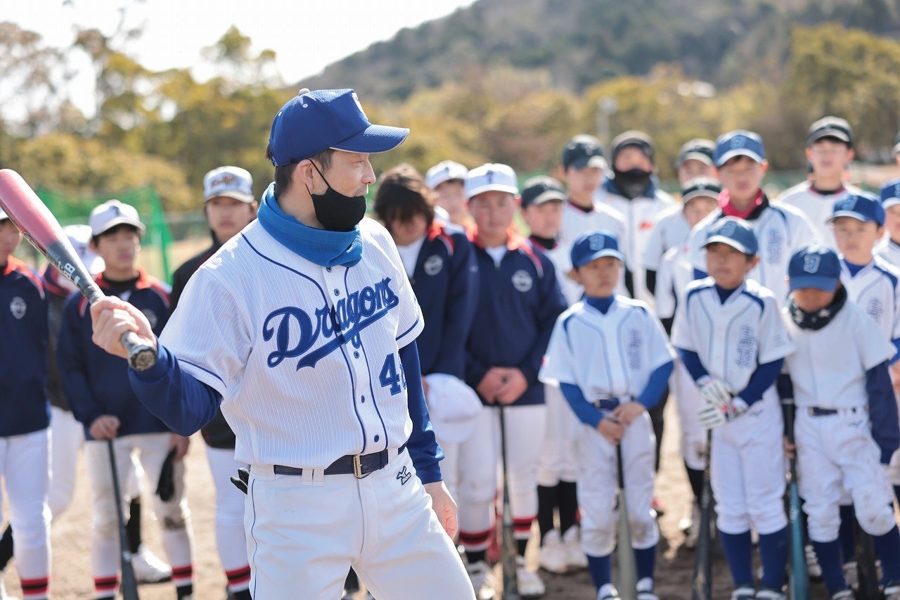 打撃を指導する湊川　※写真提供：成井美則氏