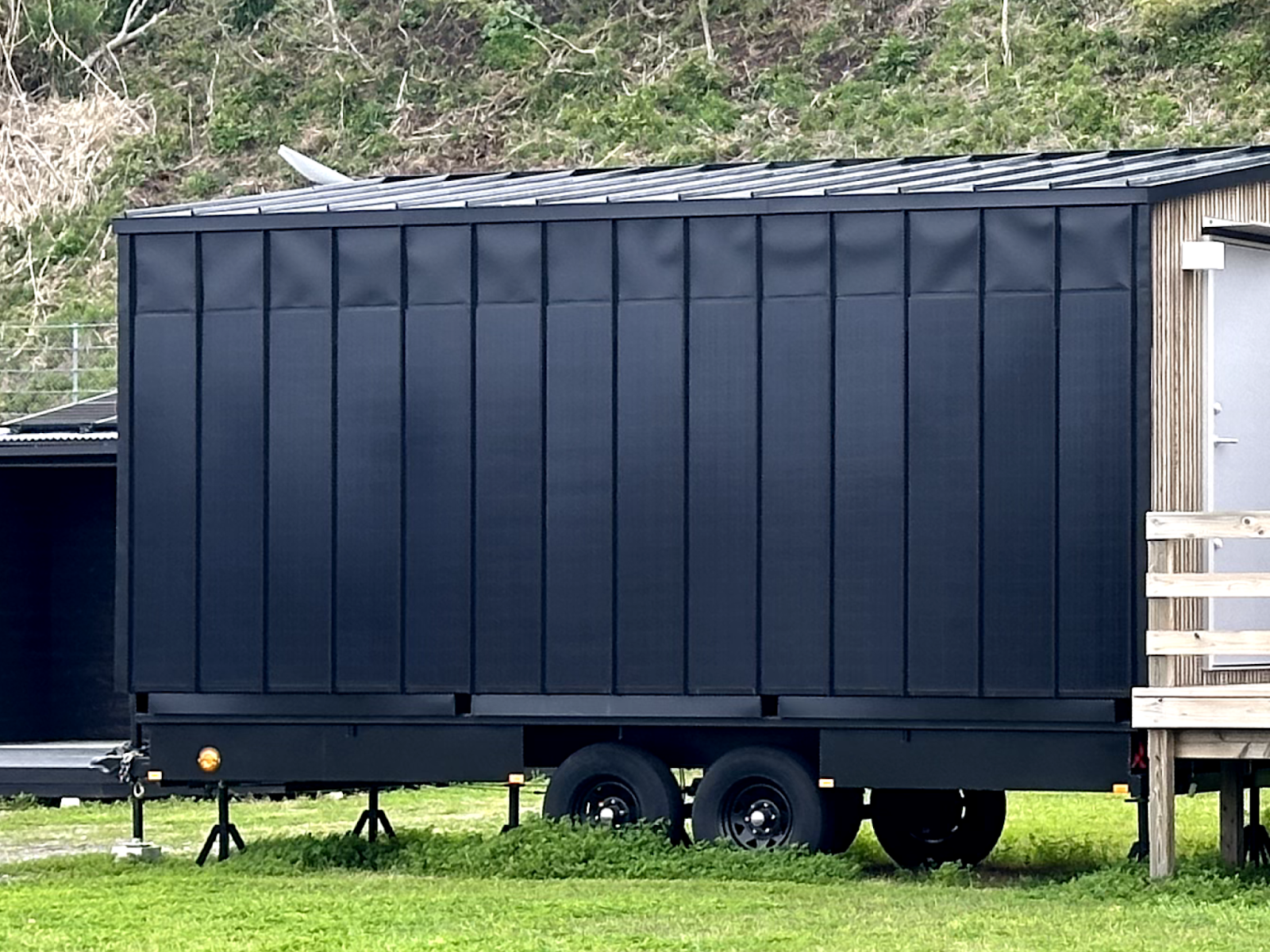 壁＆屋根一体型太陽光パネル Roof–1