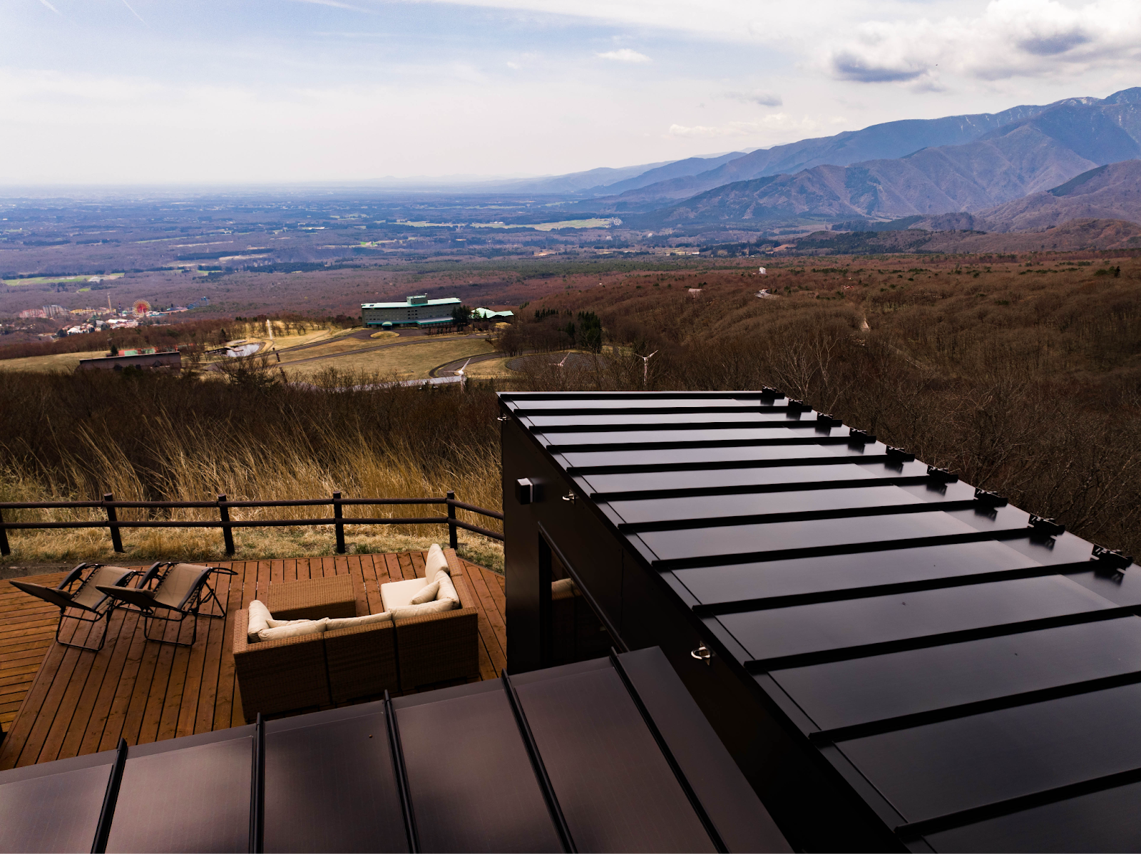 屋根にしかみえない屋根一体型太陽光パネルRoof–1
