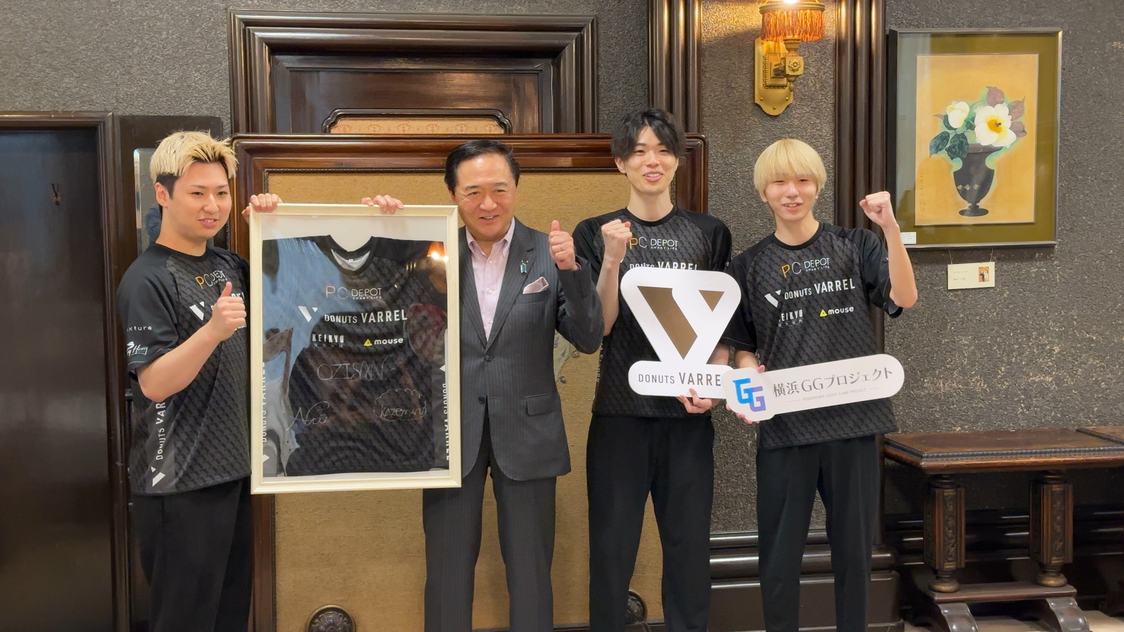 ※写真左から「DONUTS VARREL」 PUBG MOBILE部門 Naoto、黒岩県知事、「DONUTS VARREL」 PUBG MOBILE部門 OZISAN、Kazemaru