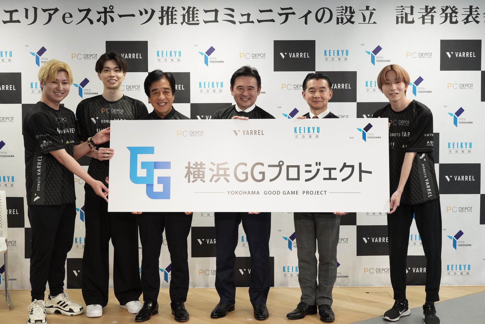 ※写真左からDONUTS VARREL PUBG MOBILE部門 Naoto、OZISAN、ピーシーデポ 野島隆久、VARREL 鈴木文雄、京急電鉄 川俣幸宏、DONUTS VARREL PUBG MOBILE部門 Kazemaru