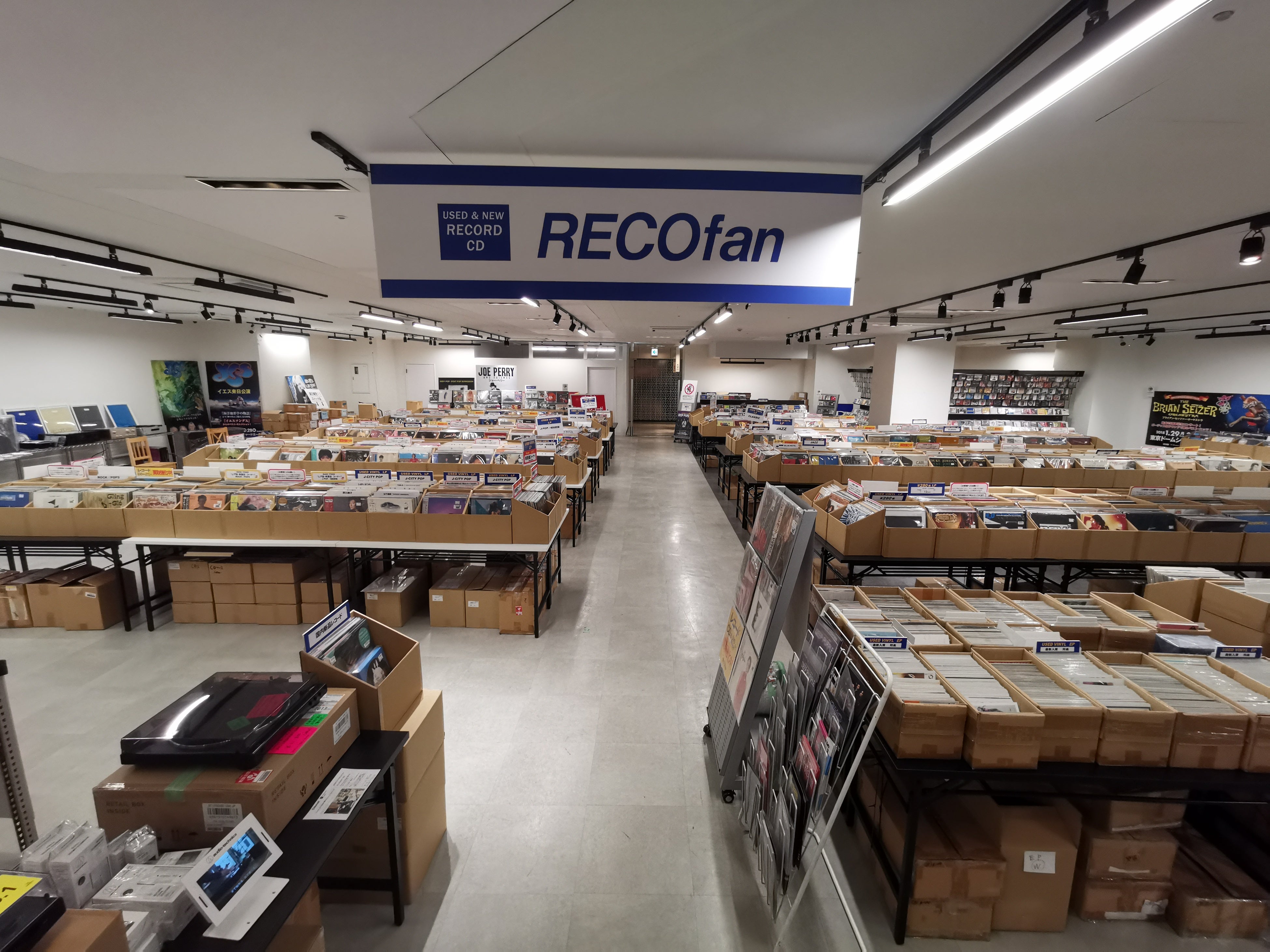 プレオープン期間中は、レコード・EPがメインの商品構成です。