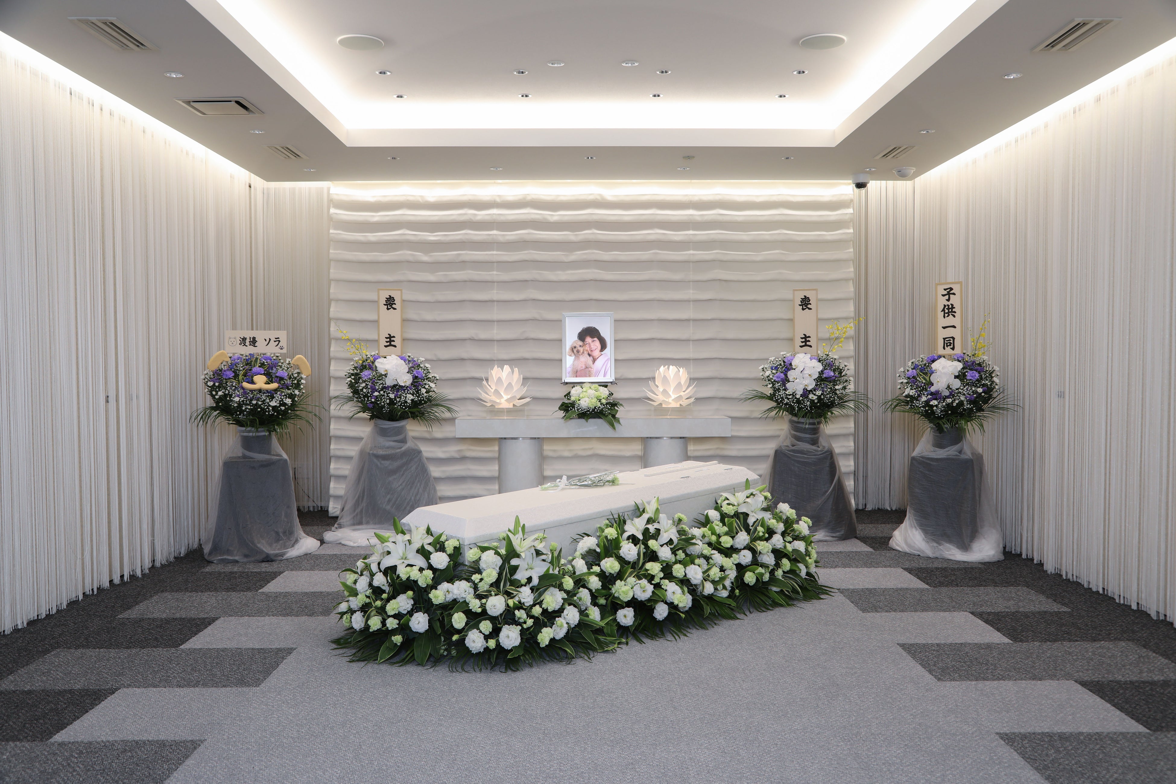 ペットに見送られる私の葬儀の祭壇