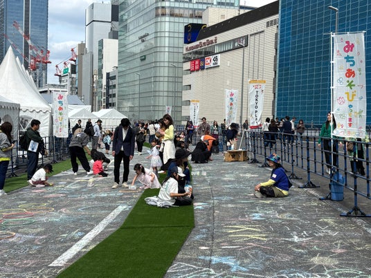 【開催報告】KK線がキャンバスに!「Roof Park Fes&Walk」にて路上お絵描きコーナーを実施。子どもも大人も遊ぼう!みんなで彩るKK線。 【開催報告】KK線がキャンバスに!「Roof Park Fes&Walk」にて路上お絵描きコーナーを実施。子どもも大人も遊ぼう!みんなで彩るKK線。