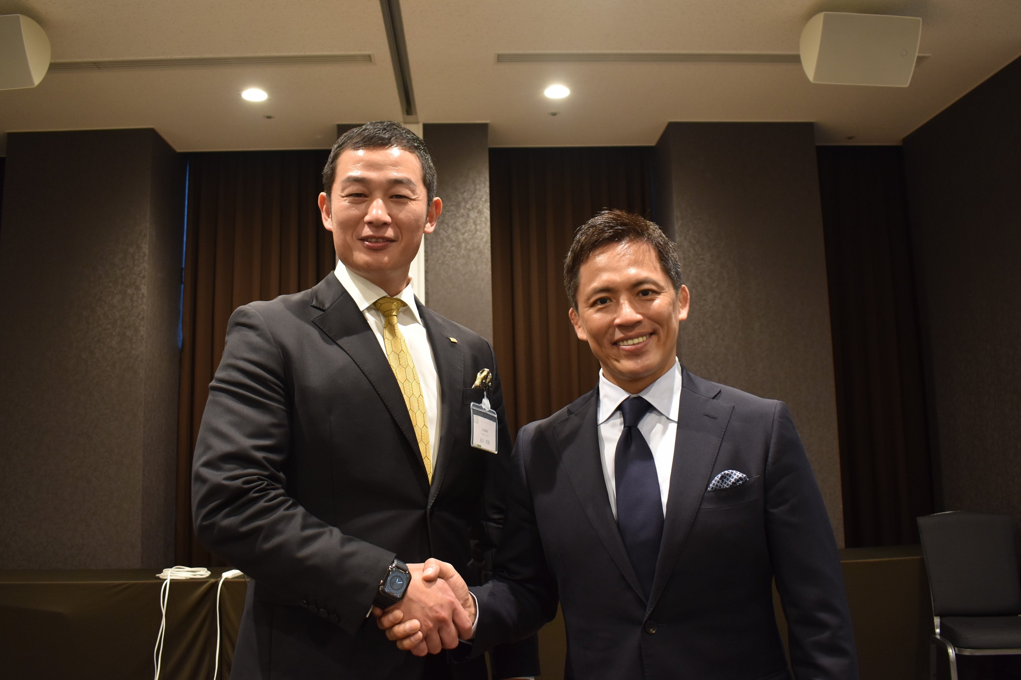 左：R&C代表取締役の足立哲真　右：野村忠宏さん