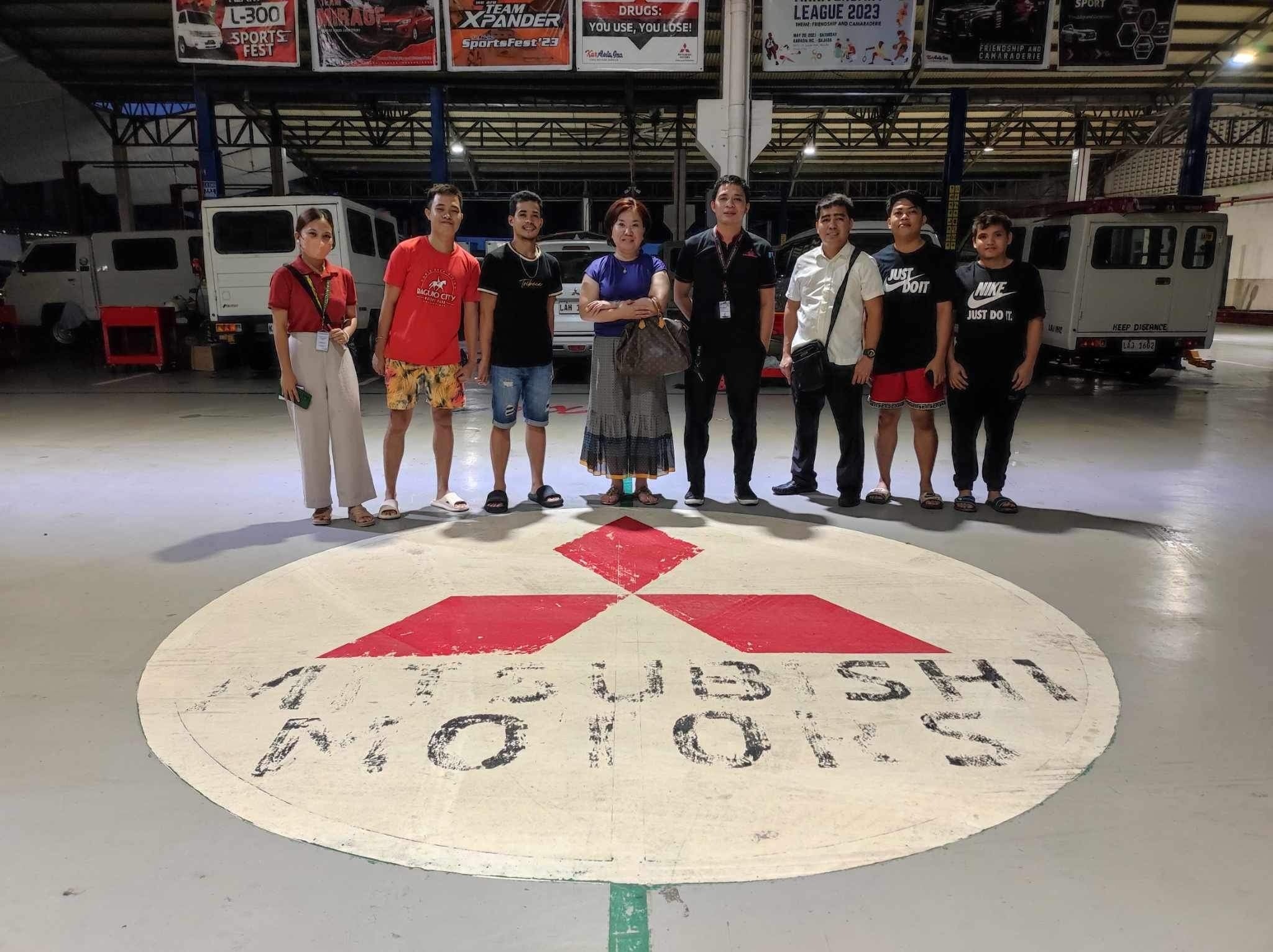 インターン中の学生たちとチームリーダーたちとの記念撮影