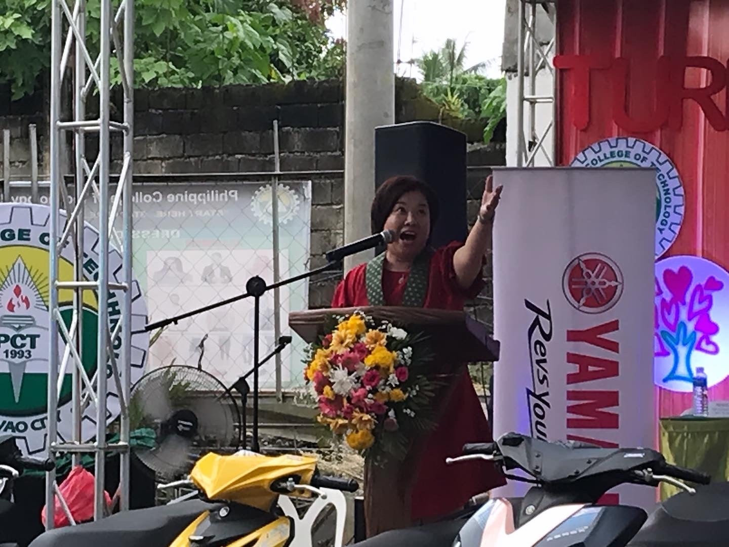 スピーチする代表理事の堀