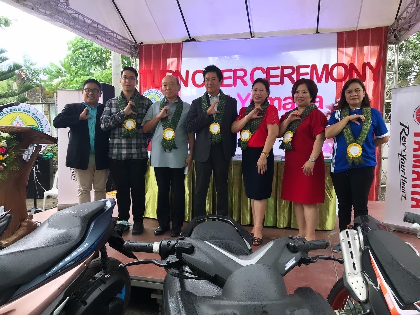 調印前に「Revs your heart」のポーズをとる参列者